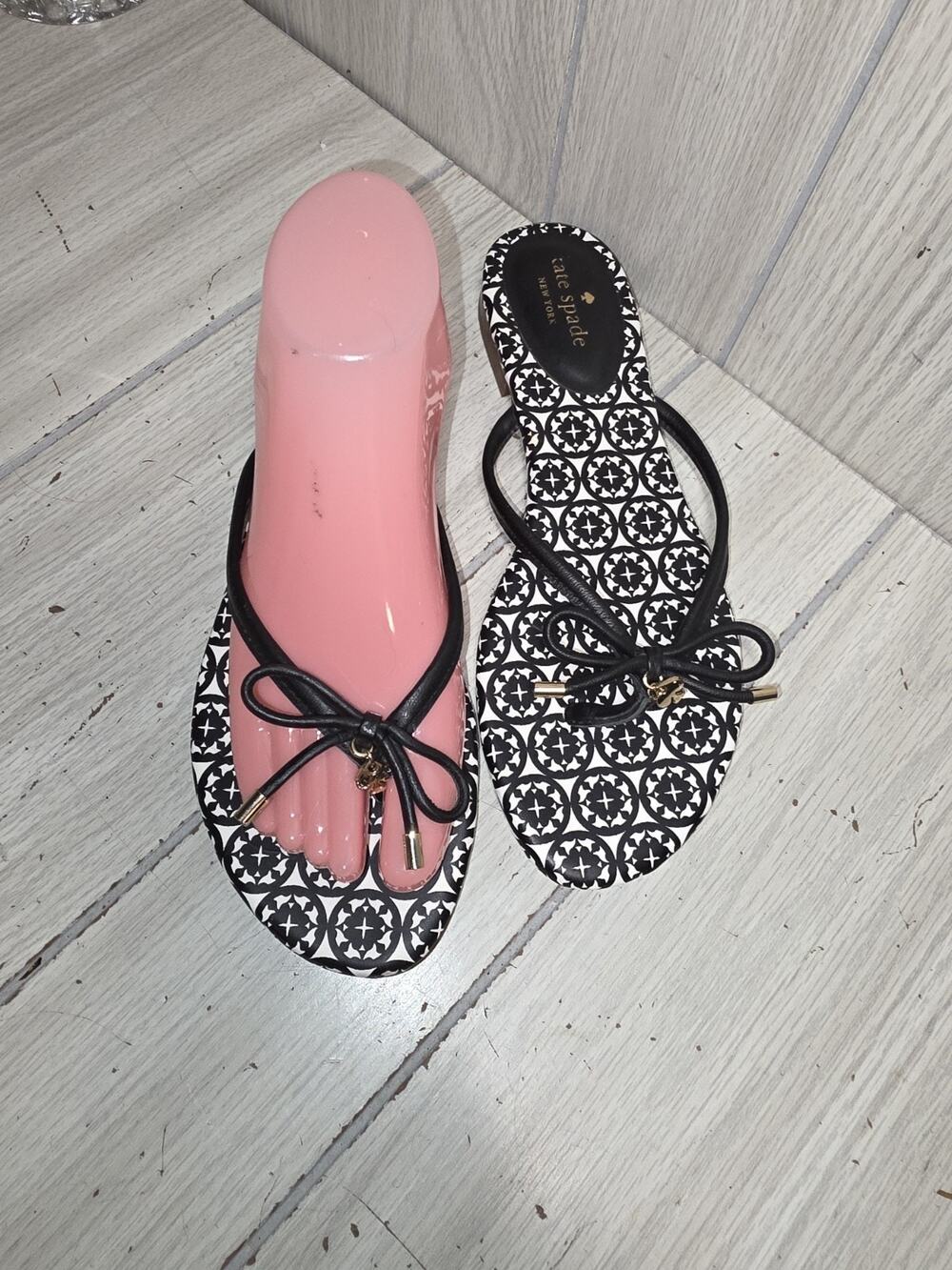 Kate Spade Mystic Black & White Thong Sandals Flip Flops Size 9 Summer Vacation